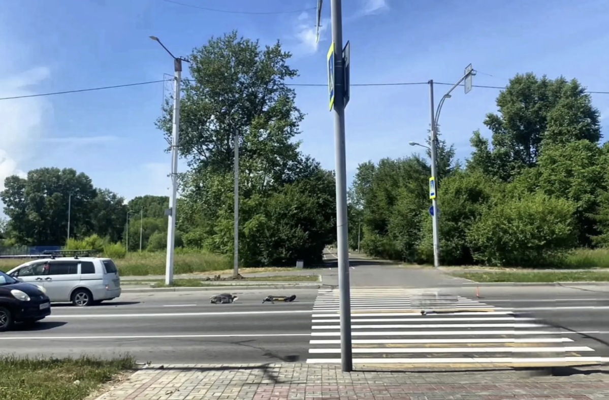 В Комсомольске-на-Амуре машина сбила двух подростков на электросамокате