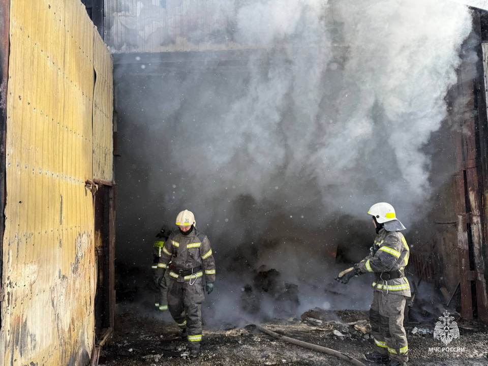 В Хабаровске горит база на улице Шкотова