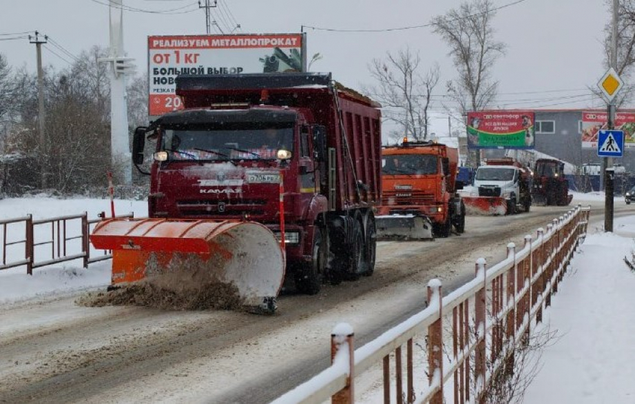 Дороги Хабаровского края от снега чистят более 100 спецмашин