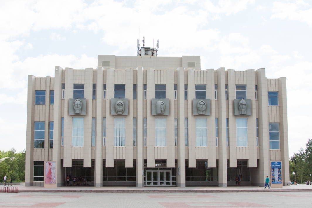 Драмтеатр Комсомольска-на-Амуре поможет коллеге с лечением рака у её сына