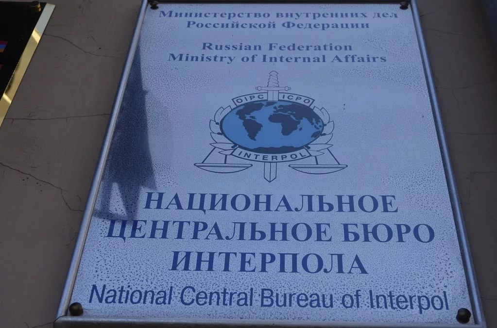 США выдали России обвиняемого в издевательстве над дочкой хабаровчанина