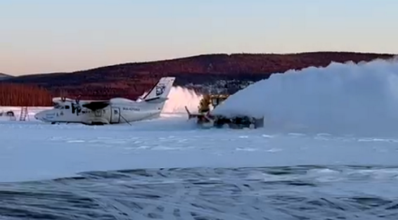 Аэропорт Николаевска-на-Амуре очищают от снега