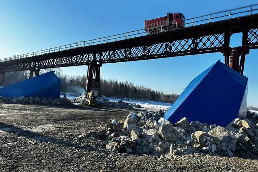 Ледоход не повредит: мост через Бурею укрепили специальные конструкции