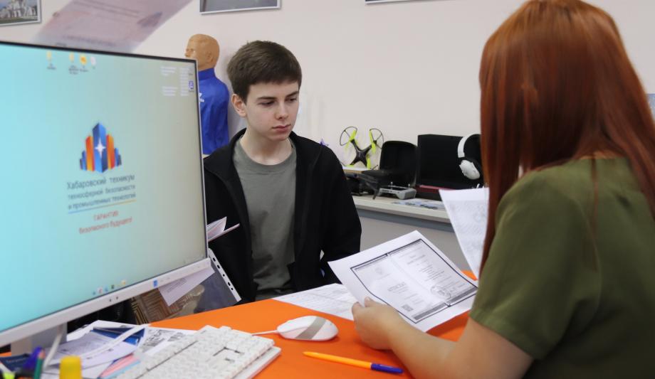 Число бюджетных мест на рабочие специальности выросло в колледжах Хабкрая