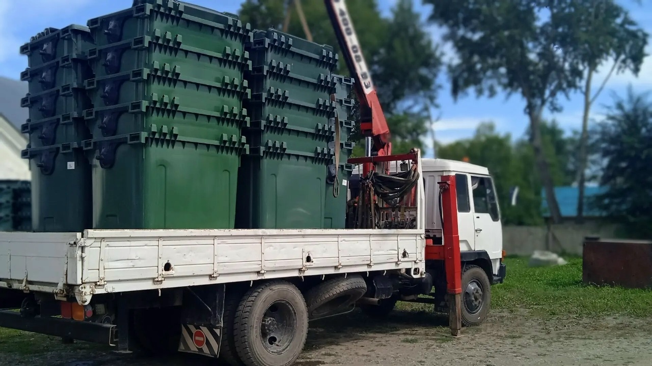 Новые мусорные евроконтейнеры установят в поселениях района имени Лазо
