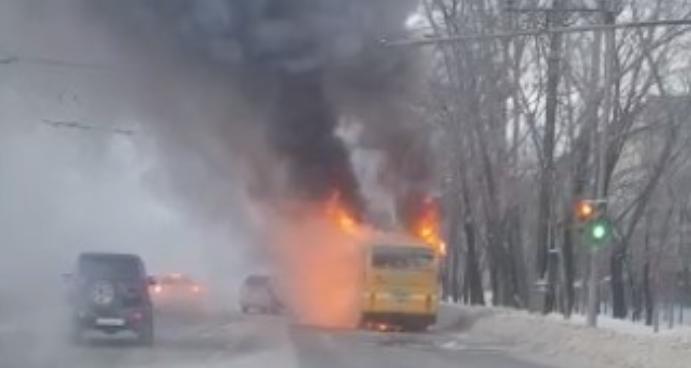 В Хабаровске загорелся автобус с пассажирами