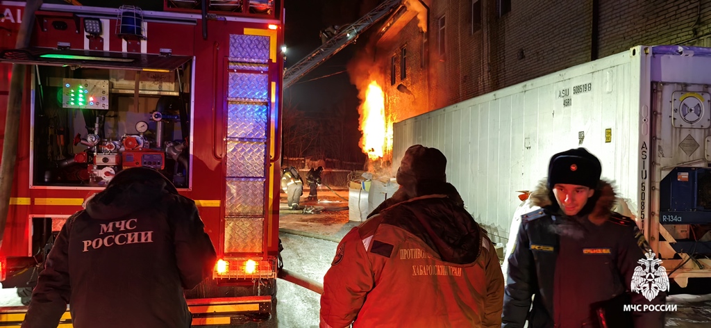 Пожар в здании ТЦ «Светофор» потушили огнеборцы Хабаровска
