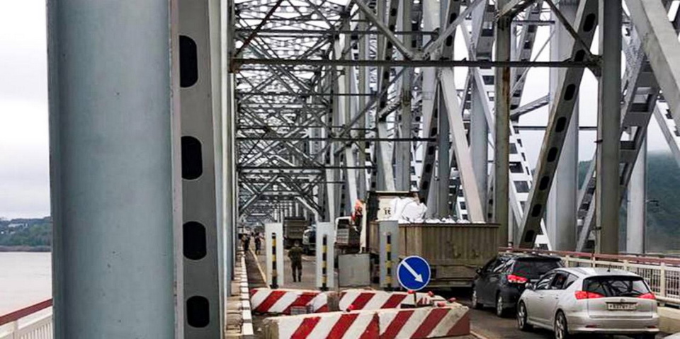 Большегруз перекрыл движение по мосту через Амур у Комсомольска