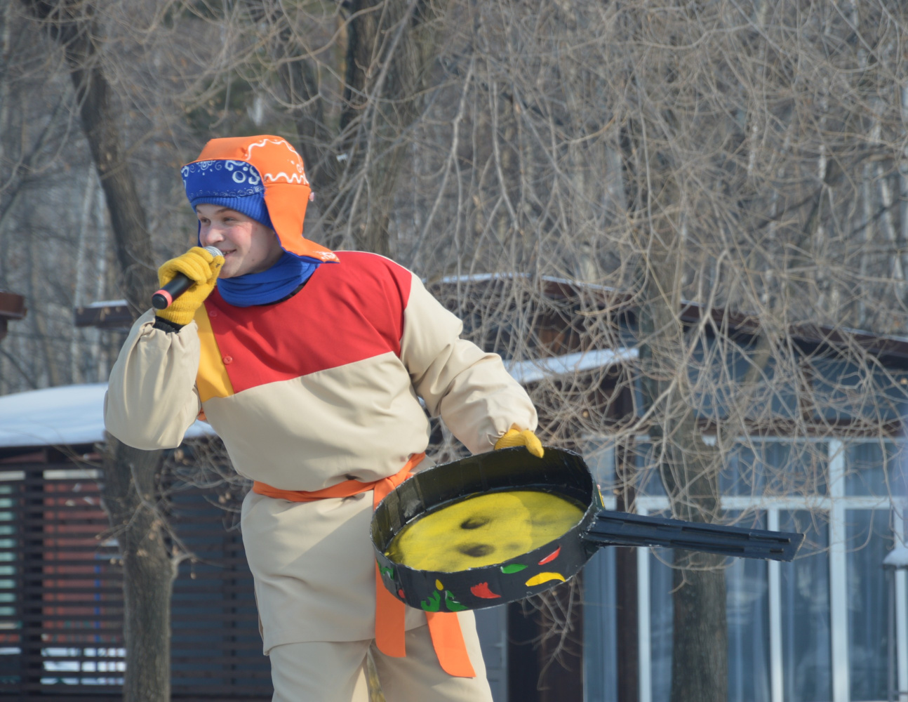 Хабаровчане проводили зиму песнями и блинами