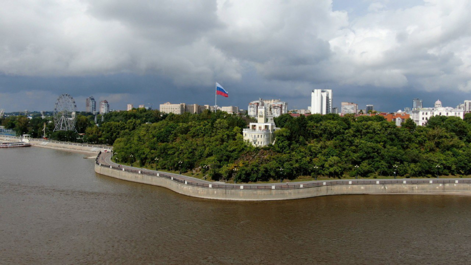 Флаг России поднялся на высоту 40 метров над Амурским утёсом в Хабаровске