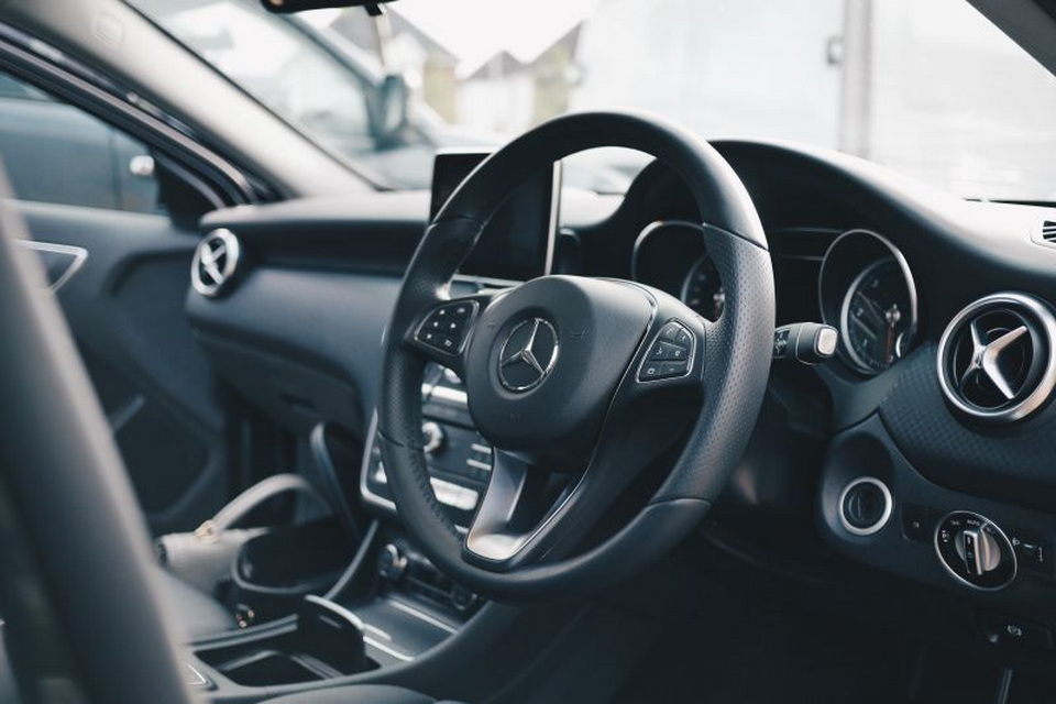 В Хабаровске из Mercedes-Benz бизнесмена украли четыре колеса за 200 тысяч рублей