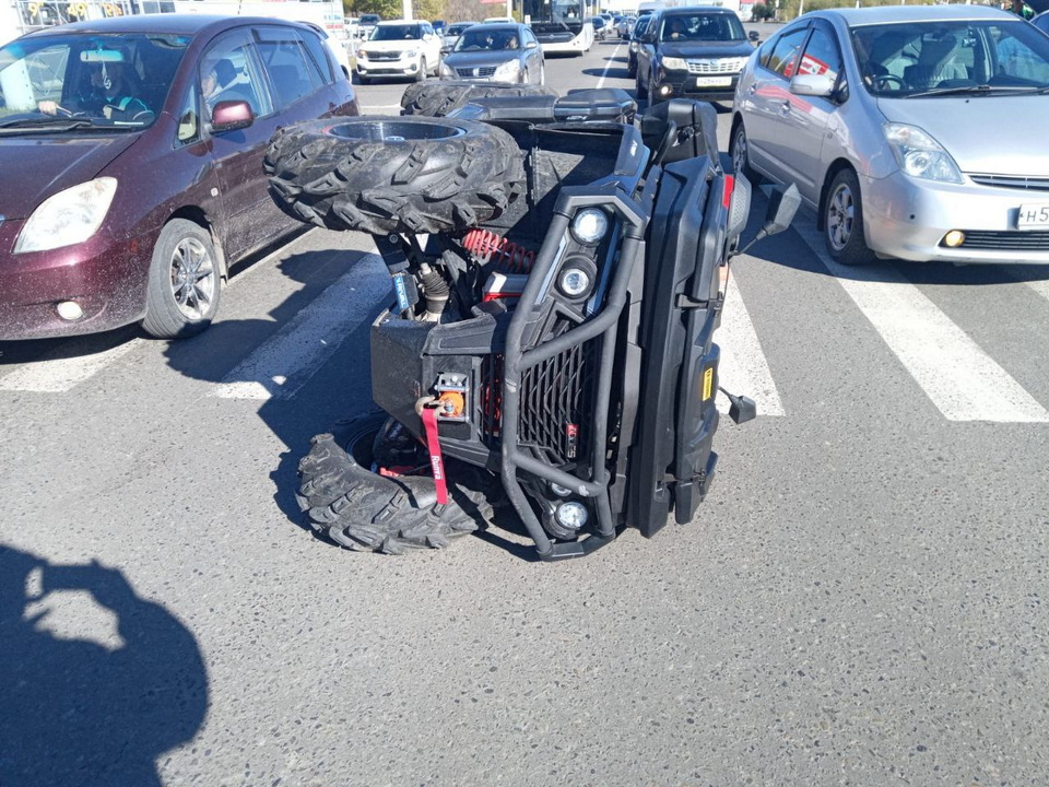 В Комсомольске-на-Амуре квадроцикл врезался в автомобиль ДПС и перевернулся