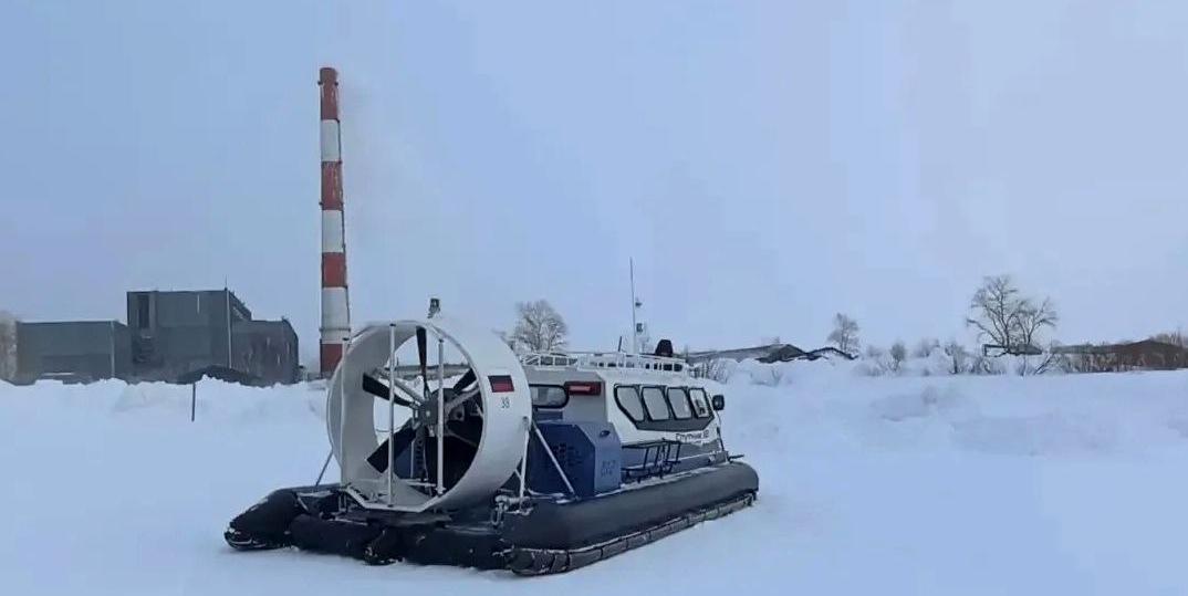 Судно на воздушной подушке страхует ледовую переправу у Николаевска-на-Амуре