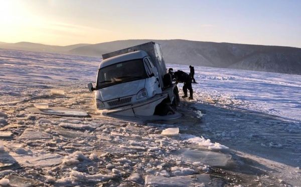 Тонкий лёд Амура у Николаевска не выдержал веса грузовика с продуктами