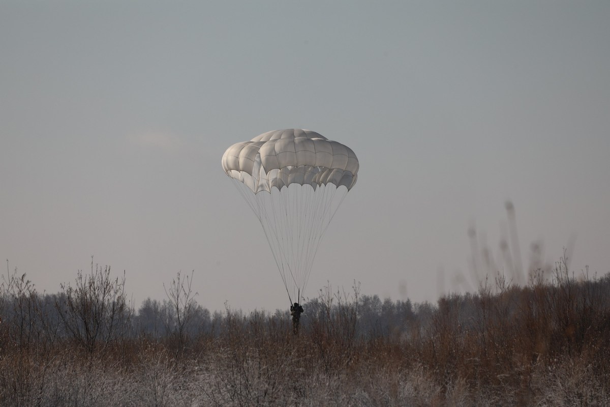 Спецназовцы отработали прыжки с парашютом с полной выкладкой в Хабаровске