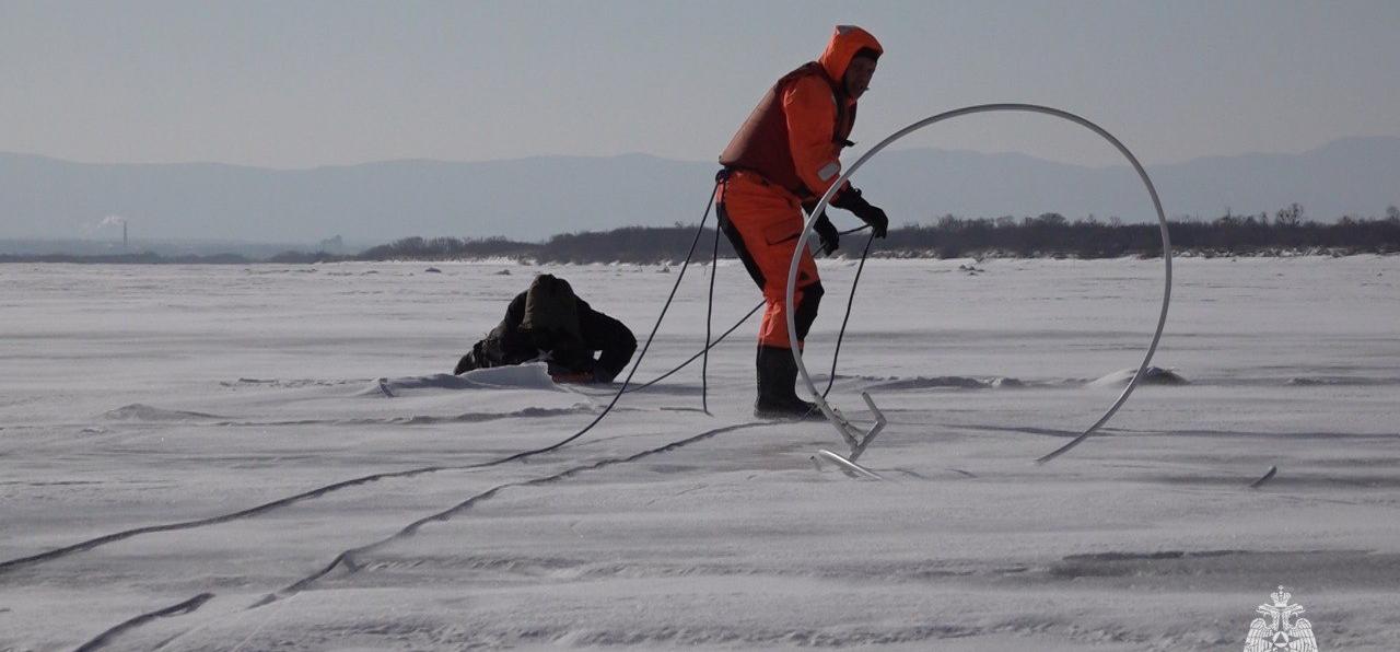 Спасатели МЧС  вытащили в Хабаровске провалившегося под лёд мужчину