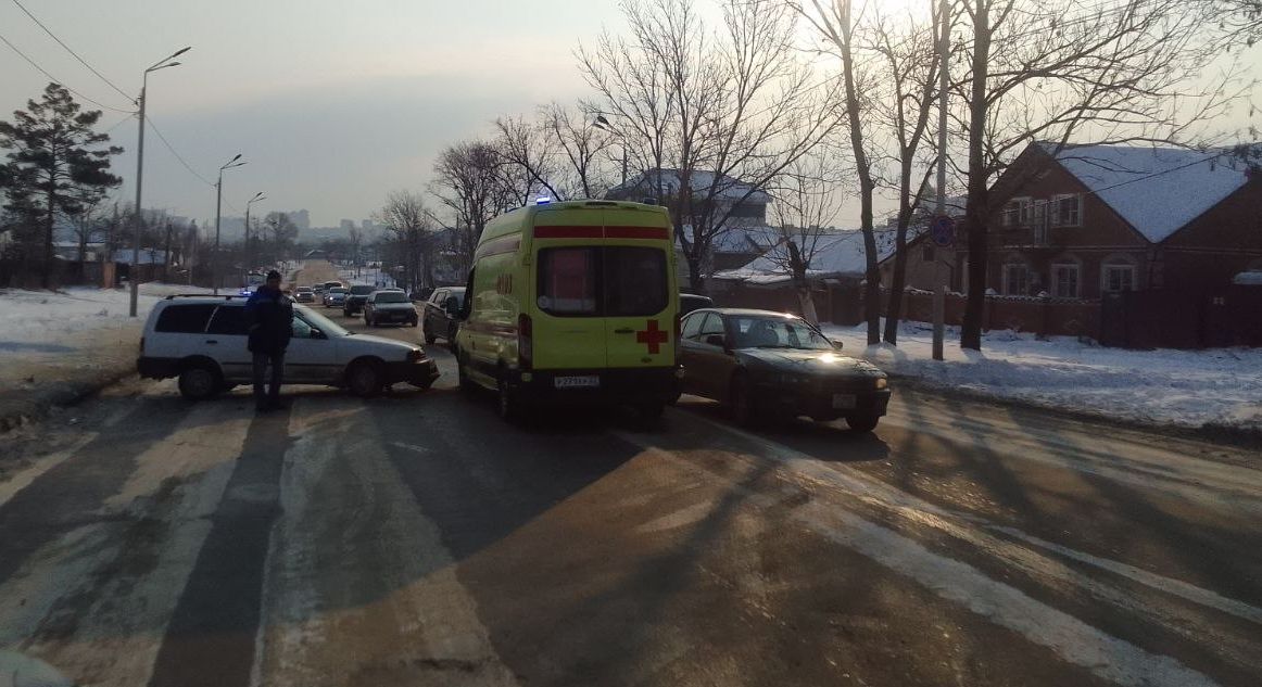 В Хабаровске машина скорой помощи столкнулась на встречной полосе с иномаркой