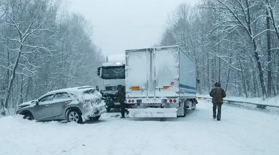 Движение по трассе в Хабаровском крае заблокировало ДТП с 5 грузовиками