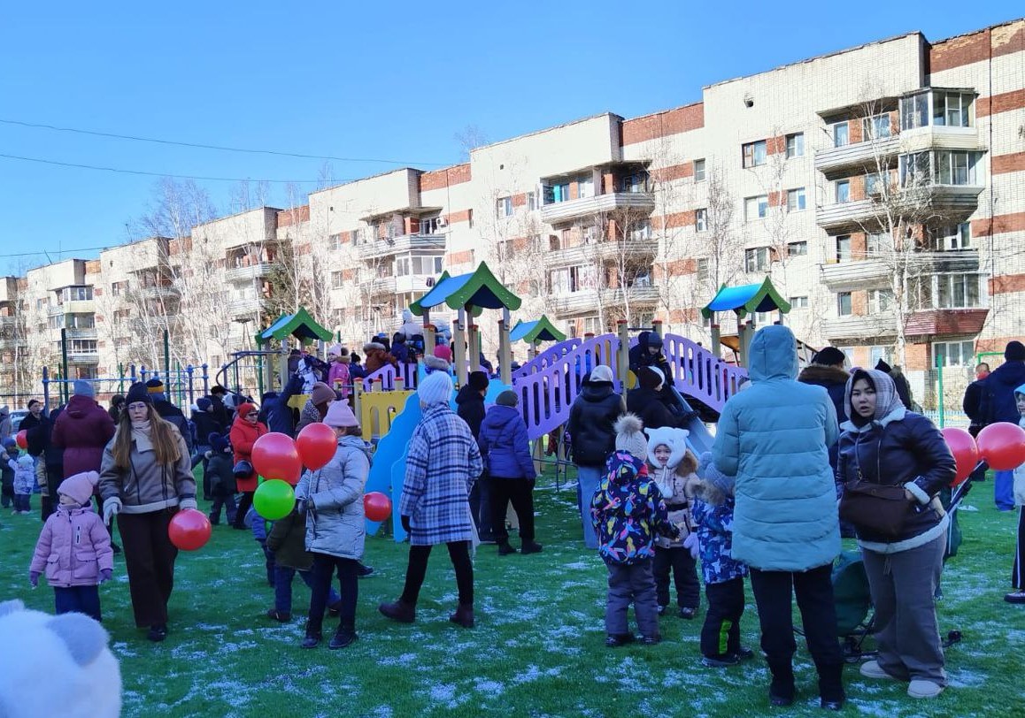 Большой игровой городок подарили детям посёлка Верхнебуреинского района