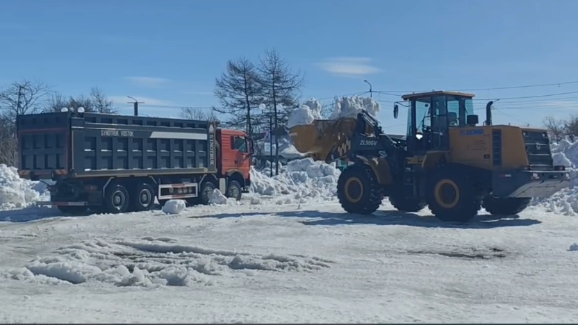 250 тонн снега сегодня вывезли с центральной площади Охотска 