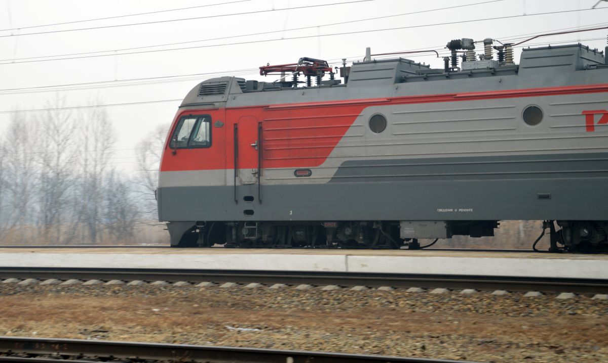Локомотив столкнулся с автомобилем на ж/д переезде в Хабаровском крае