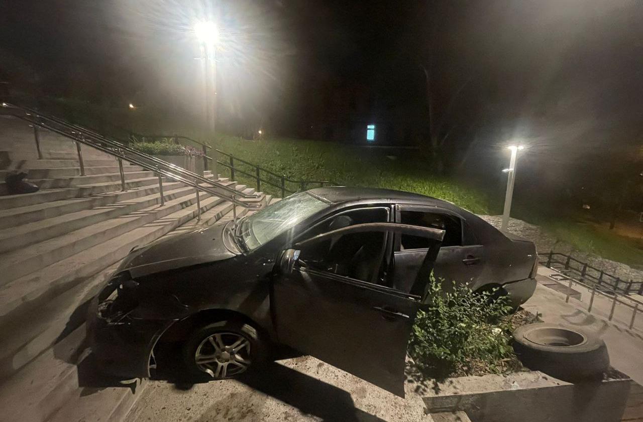 На Тургеневской лестнице в Хабаровске произошло курьёзное ДТП