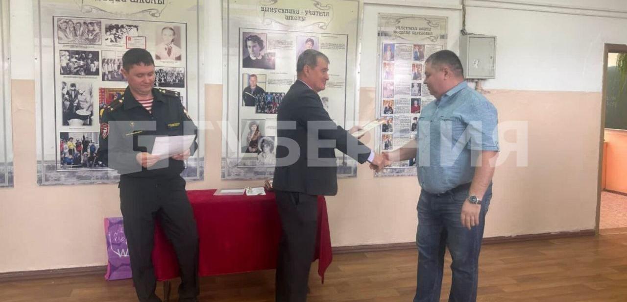 Школьный учитель в Хабаровске спас автомобилистку на дороге