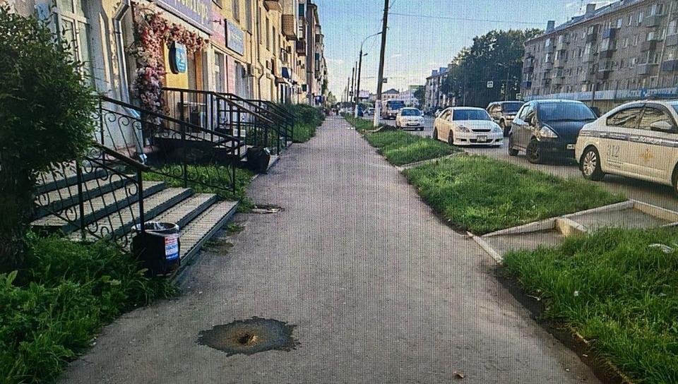 Неизвестный на электросамокате сбил комсомольчанку на тротуаре и скрылся