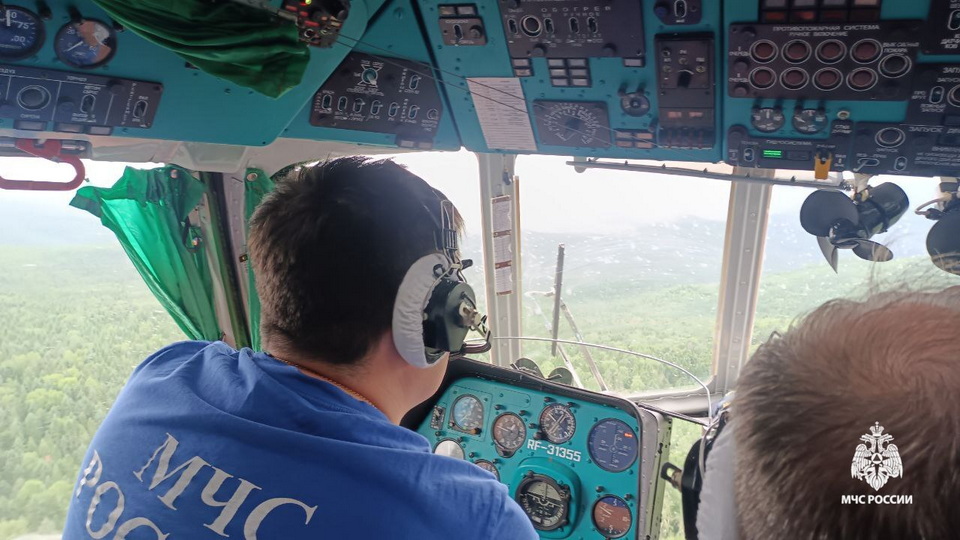 МЧС вертолётом эвакуирует туристку с травмой ноги с горы в Хабаровском крае