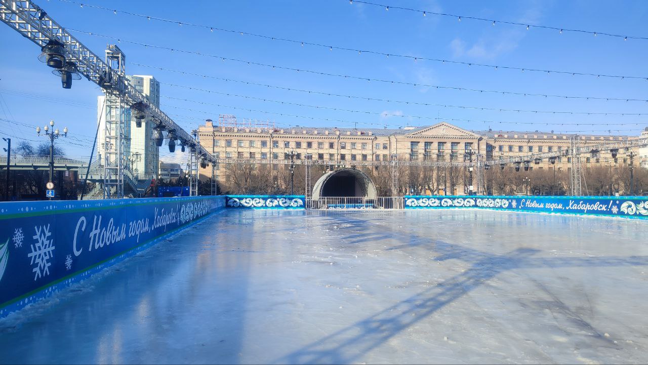 На площади имени Ленина в Хабаровске начали финальную заливку катка
