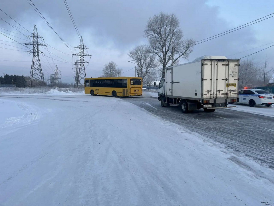 Грузовик врезался в школьный автобус в Комсомольске-на-Амуре