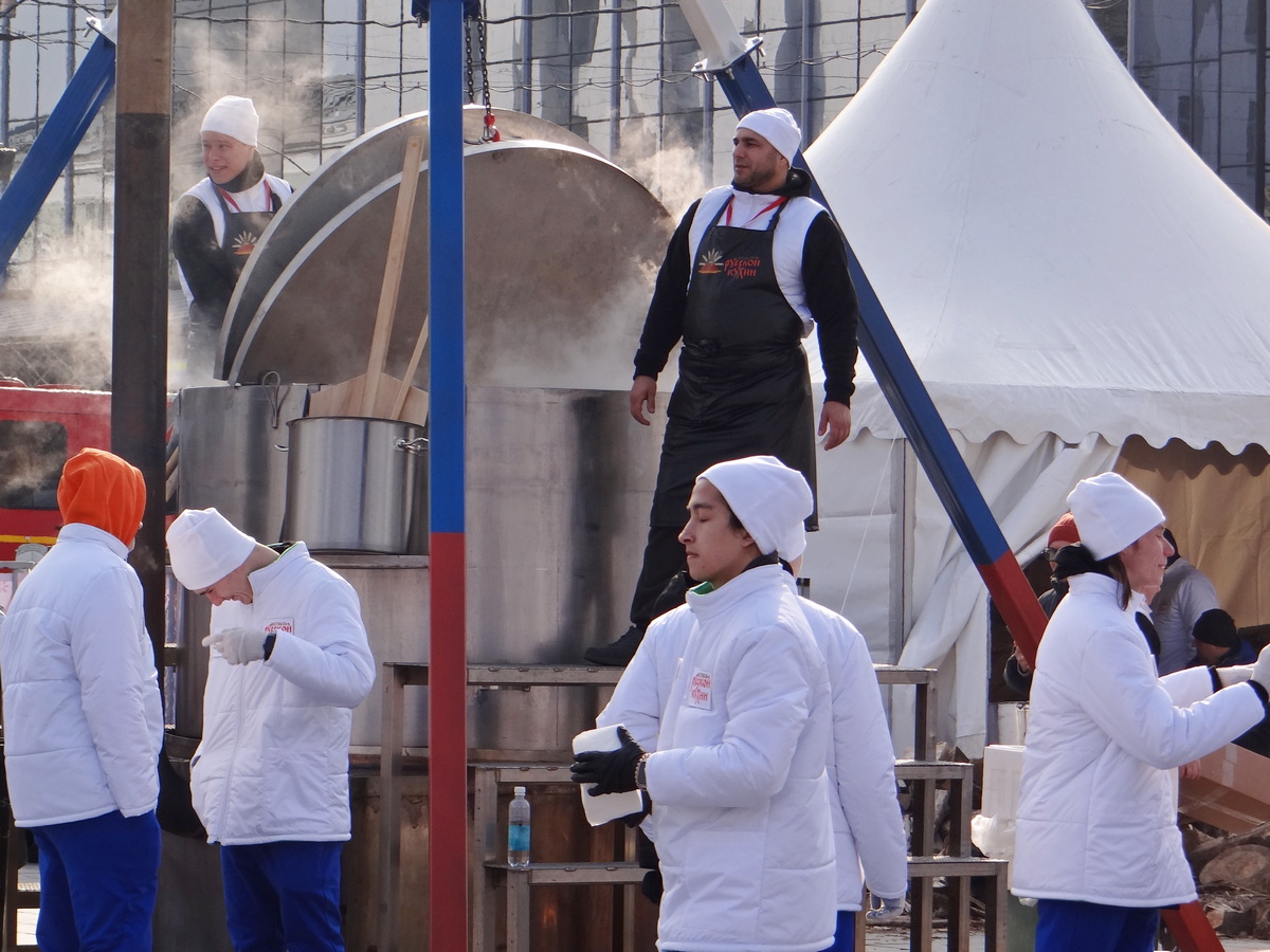 Богатые столы накрыли в Хабаровске в День народного единства