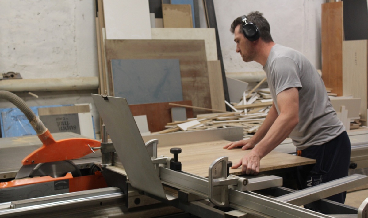 Фонд поддержки МСП помог хабаровскому бизнесмену купить мебельные станки