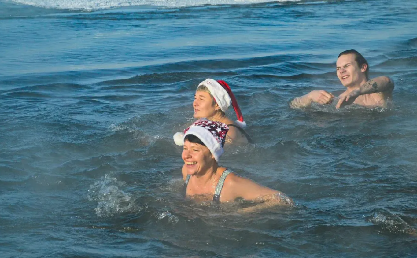 Сезон купания в холодной воде открыли хабаровские «моржи»