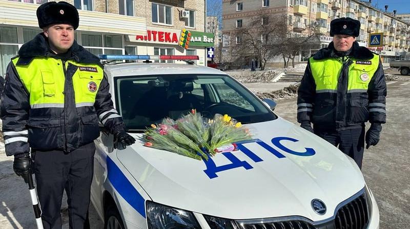 Цветочные патрули ГИБДД в Хабаровском крае поздравили автоледи с 8 марта