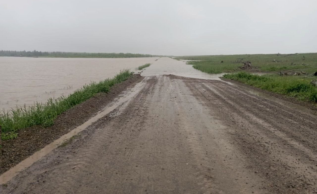 На севере Хабаровского края реки размывают дороги