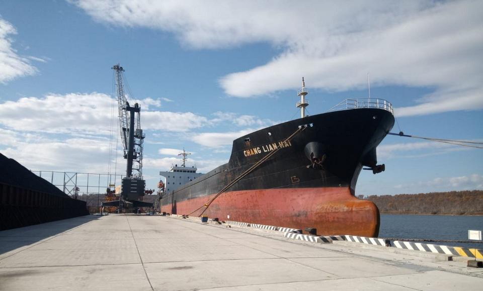 Китайский сухогруз врезался в причал в Хабаровском крае
