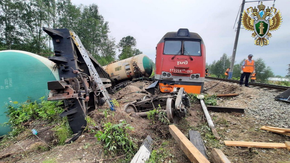Грузовой поезд с углём врезался в пустые цистерны в Хабаровском крае