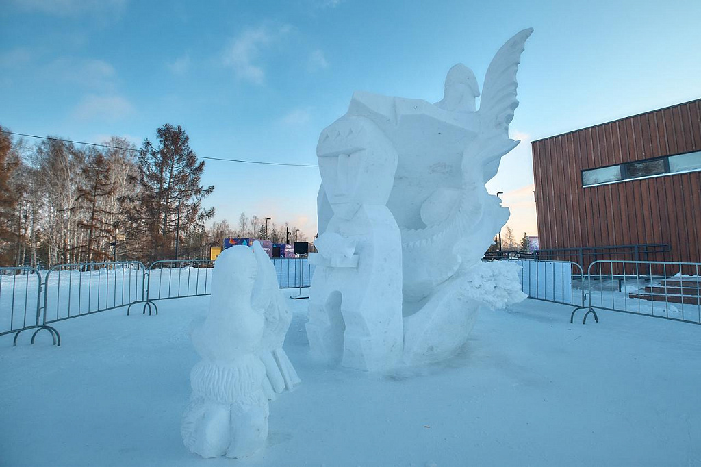 Хабаровские скульпторы победили в конкурсе снежных фигур в Новосибирске