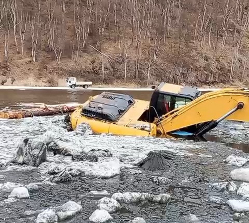 В Хабаровском крае утопили экскаватор при попытке снять баржу с мели в реке