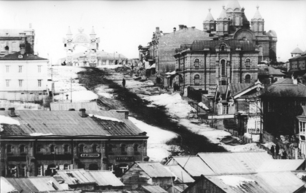 эту в двухэтажном здани справа размещался Приамурский отдел ГПО ДВР.jpg