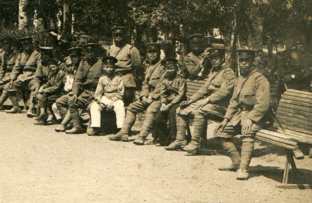 04_Хабаровск_1918-19_японцы и кадеты в городском саду_выкадровка.jpg