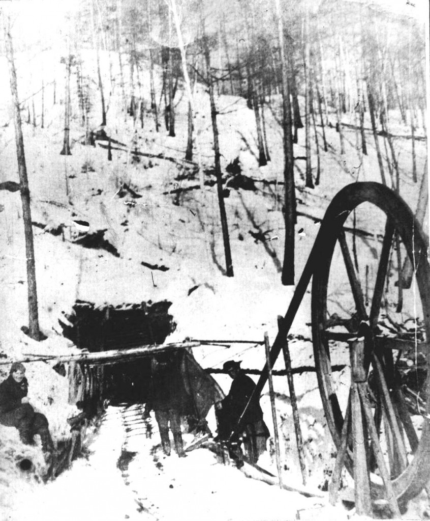 1935 г. Начало разведки угля, строительство первых штолен. первый самодельный шахтный вентилятор.jpg