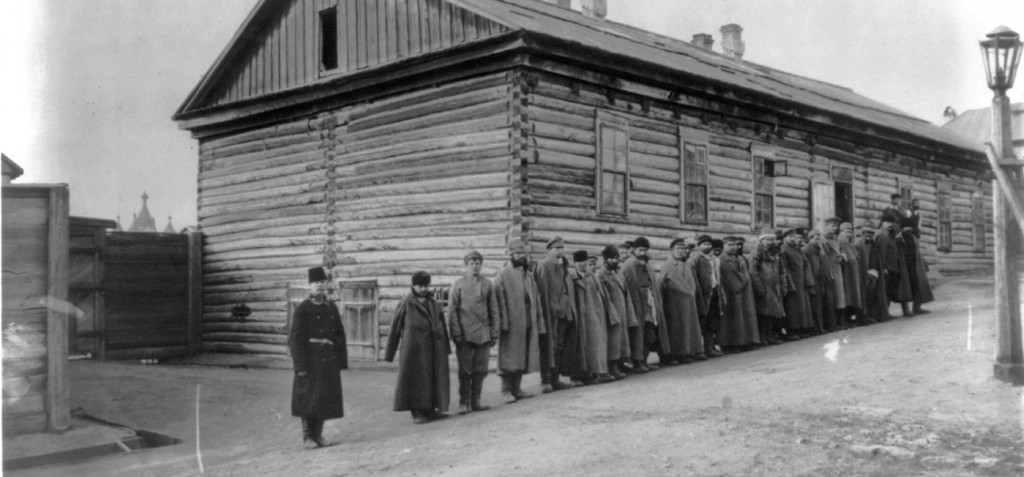 1895 Каторжане в Хабаровске.jpg