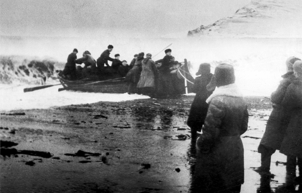 03. Опергруппа высаживается в бухте Спасения.jpg