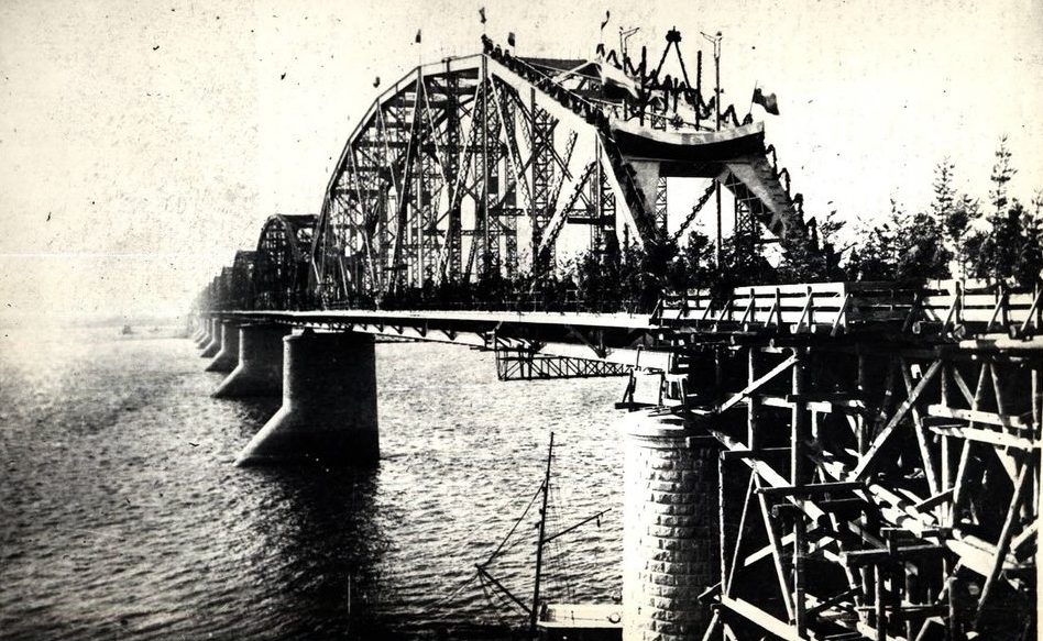 деревянная врезка на открытии Амурского моста 5 окт 1915 года_фото музей истории Амурского моста.jpg
