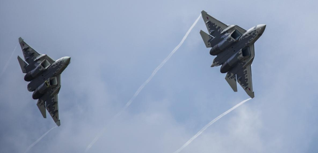 эту Су-57 в полете_фото Минобороны РФ.jpg