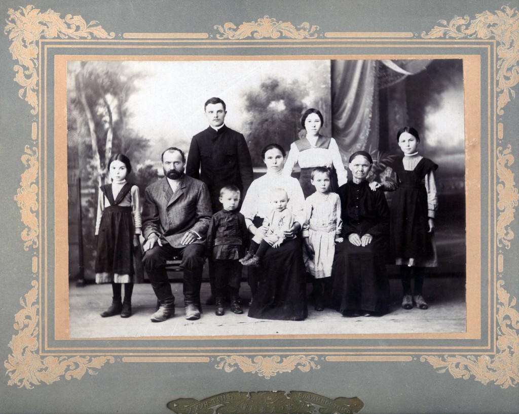 Семья С.М. Тарабарова Фото из архива Константина Унтилова.jpg