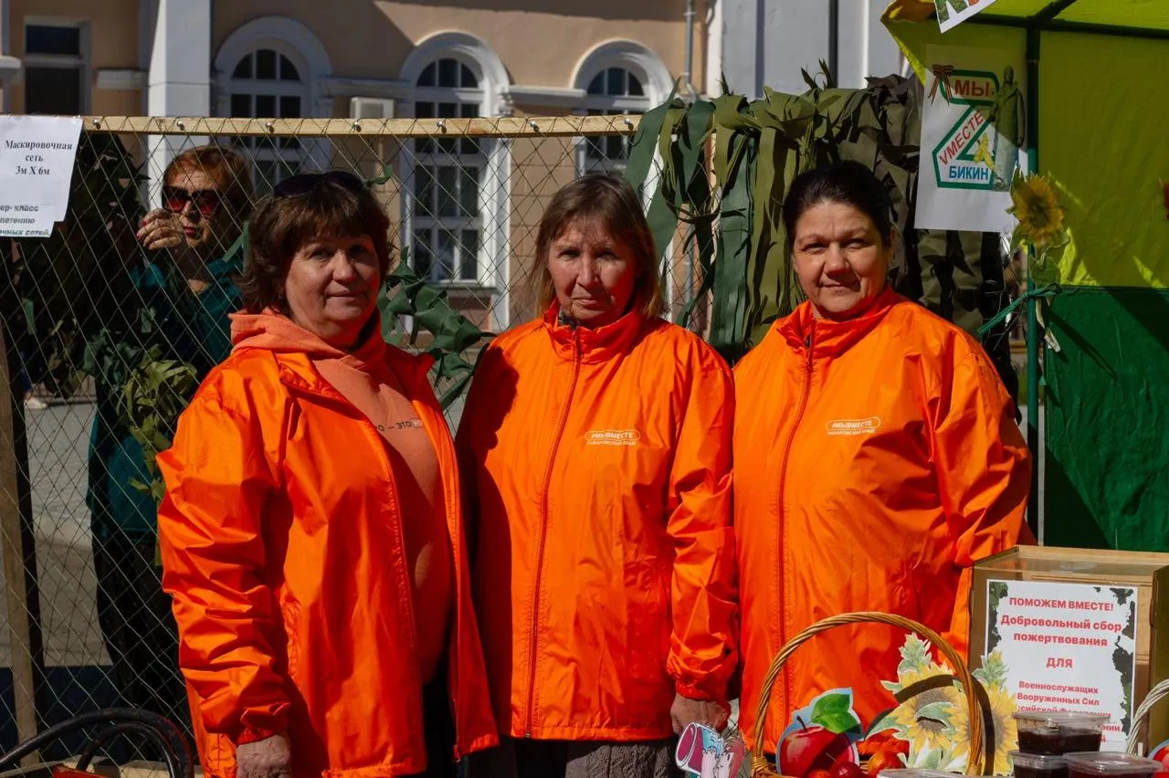 Маскировочные сети и подарки отправили активисты Бикина в зону СВО