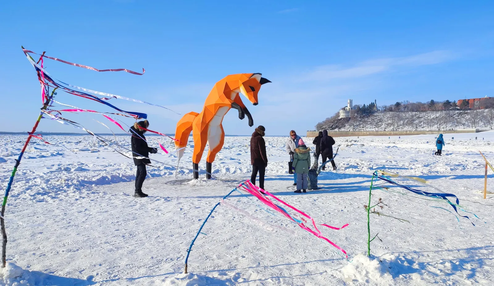 Фигура «Мышкующая лиса» появилась на Амуре у Хабаровска